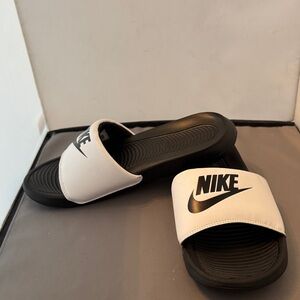 Nike Black and White Slides men’s size 7 new